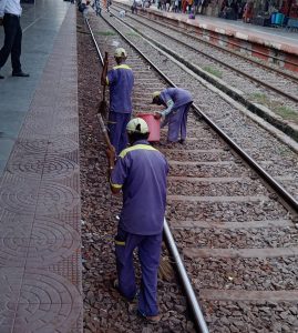 रेलवे स्टेशनों पर स्वच्छता अभियान