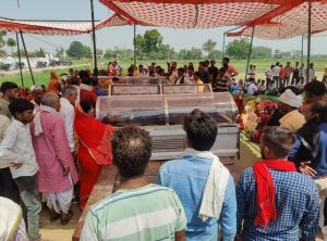 गमगीन माहौल में परिवार के पांच सदस्यों का अंतिम संस्कार