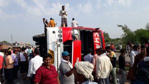 जयपुर से कानपुर रही शताब्दी ट्रेवल्स की बस औरैया में पलटी
