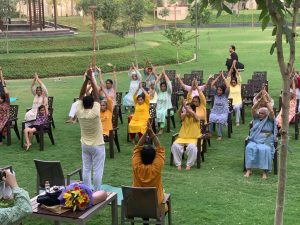 लखनऊ विश्वविद्यालय ने जेरिएट्रिक योगा पर विशेष सत्र का आयोजन किया