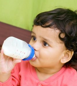 बोतल से दूध पिलाना बच्चे के लिए हो सकता है घातक