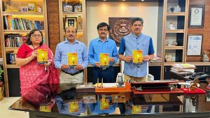 कुलपति प्रो आलोक कुमार राय ने डॉ अमरजीत यादव द्वारा लिखी गई पुस्तक "कोरोना काल में योग की प्रासंगिकता" का विमोचन किया 