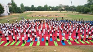 लखनऊ विश्वविद्यालय ने अंतरराष्ट्रीय योग दिवस के उत्सव पर बारिश के मौसम में भी हजारों को किया प्रेरित