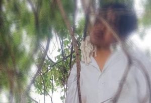 नेशनल हाईवे के निकट मंदिर के पीछे पेड़ पर फंदे के सहारे झूलता मिला युवक का शव