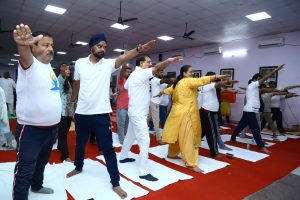 International Yoga Day : नगर निगम समेत लखनऊ भर में हुआ योग दिवस का वृहद् आयोजन