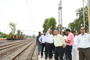 पूर्वाेत्तर रेलवे के प्रमुख मुख्य विद्युत इंजीनियर ने सीतापुर-बुढ़वल रेल खंड पर नई विद्युतकर्षण लाइन का निरीक्षण किया