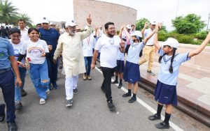 जल संरक्षण के लिए 1090 चौराहे पर जल शक्ति मंत्री के साथ उमड़ा स्कूली बच्चों का सैलाब