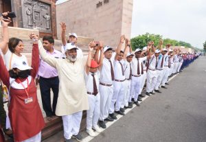 जल संरक्षण के लिए 1090 चौराहे पर जल शक्ति मंत्री के साथ उमड़ा स्कूली बच्चों का सैलाब