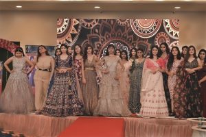 लखनऊ से शुरू हुआ इंडियन फैशन टूर 50 से ज्यादा महिला मॉडल्स ने किया रैंप वॉक