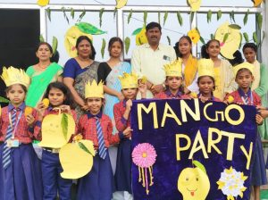 इंडियन किड्स स्कूल में हुआ मैंगो डे का आयोजन, टीचर्स ने बताई आम की खूबियां
