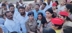 मणिपुर घटना को लेकर सपा की महिला सभा ने अंबेडकर पार्क से मुख्यमंत्री आवास तक निकाला कैंडिल मार्च