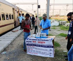 रेलवे यात्रियों के लिए उपलब्ध कराएगा स्वच्छ और पौष्टिक "इकोनॉमी भोजन" 