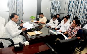 मंत्री नरेन्द्र कश्यप ने लखनऊ मंडल के जनपदीय अधिकारियों के साथ की समीक्षा बैठक