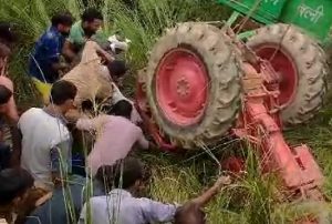 ट्रैक्टर पलटने से किसान की मौत, जेसीबी की मदद से डेढ़ घंटे बाद निकाला गया इंजन के नीचे दबा किसान