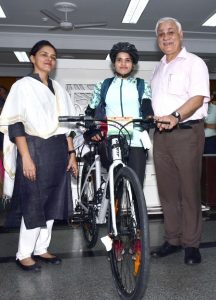 मुख्य सचिव ने मध्य प्रदेश की एथलीट आशा मालवीय को भेंट की साइकिल व स्पोर्ट्स किट