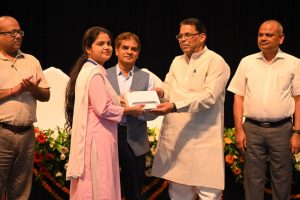 दिव्यांगजन मंत्री नरेन्द्र कश्यप ने छात्र-छात्राओं को वितरित किए स्मार्टफोन