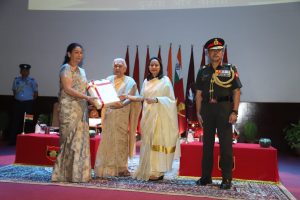 राज्यपाल आनंदीबेन पटेल ने वीर नारियों को सम्मानित किया