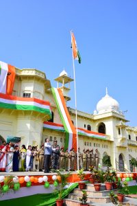 आज माननीय कुलपति आलोक कुमार राय के कुशल नेतृत्व में लखनऊ विश्वविद्यालय ने बड़े ही भव्यता और रंगारंग कार्यक्रमों के साथ स्वतंत्रता दिवस की 77वी वर्षगाँठ मनायी । प्रातः कुलपति जी ने अपने निवास पर तिरंगा फहराने के पश्चात विश्वविद्यालय के ऐतिहासिक आर्ट्स क्वार्ड्रैंगल में तिरंगा फहराया। अपने उद्बोधन में माननीय कुलपति महोदय ने रामधारी सिंह दिनकर की कविता "कलम आज उनकी जय बोल "से राष्ट्र पर बलिदान करने वाले स्वतंत्रता सेनानियों, राष्ट्रभक्तों को याद करते हुए "अरुण यह मधुमय देश हमारा", जयशंकर प्रसाद की इन पंक्तियों से सभी को भारत के स्वर्णिम अतीत का स्मरण कराते हुए उज्ज्वल भविष्य के लिए तत्पर होने का आह्वान किया। विश्वविद्यालय की अनेकानेक उपलब्धियों के साथ नित्य नवीन उचाइयों को प्राप्त करने के लिए कुलपति जी ने सभी का आह्वाहन किया । कुलपति जी ने वृहत वृक्षारोपण कर नव सृजन का संदेश दिया । इस अवसर पर देशभक्ति से सराबोर कार्यक्रम प्रस्तुत किए गए। कार्यक्रम की शुरुआत सदाबहार गीत "ए मेरे वतन के लोगों " और सारे जहां से अच्छा हिंदुस्तान हमारा देश भक्ति गीतों से हुई। डॉ सुनीता श्रीवास्तव, डॉ श्रुति , डॉ वैशाली सक्सेना, डॉ मीरासिंह, डॉ कुसुम यादव ,डॉ मानिनी श्रीवास्तव, डॉ किरणलता डंगवाल, एनसीसी के कैडेट्स एवं छात्र-छात्राओं ने बड़े गर्व के साथ प्रस्तुत किया । कार्यक्रम का मुख्य आकर्षण लघु नृत्य सृंजना ‘मैं रहू या ना रहू , ये देश रहना चाहिए ‘ का मंचन सांस्कृतिकी के माध्यम से किया जिसने सभी को देशभक्ति भावों से ओतप्रोत कर दिया। कार्यक्रम में मैडम कुलपति, सभी संकायाध्यक्ष , विभागाध्यक्ष, निदेशक, डीन छात्र कल्याण, मुख्य अभिरक्षक, सभी हॉस्टल के प्रोवोस्ट के साथ छात्र, शिक्षक, एवं कर्मचारी उपस्थित रहे ।