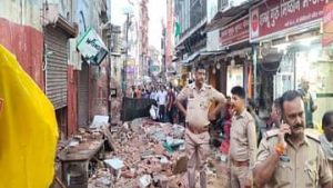 वृंदावन : बांके बिहारी मंदिर के पास बारिश से ढही पुरानी बिल्डिंग, 5 की मौत पांच घायल