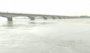 सरयू नदी उफान पर खतरे में श्मशान, अब बैकुंठ धाम पर होगा अंतिम संस्कार