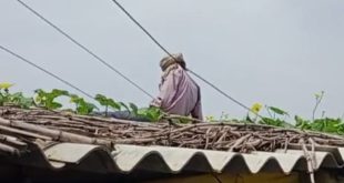 Worker dies after coming under the grip of high tension line in Bidhuna, dead body allowed to rise after assurance of compensation