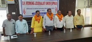 यूपीडब्लूजेयू लखीमपुर जिले के सदस्यों को परिचय पत्र जारी, टीबी सिंह ने उठाया पेंशन व चिकित्सा का मुद्दा