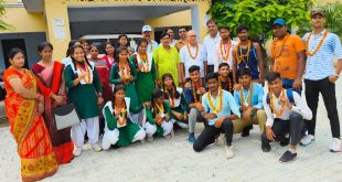 मण्डलीय भारोत्तोलन प्रतियोगिता में पदक जीतने वाले छात्रों का विद्यालय में फूलमाला पहनाकर किया गया स्वागत