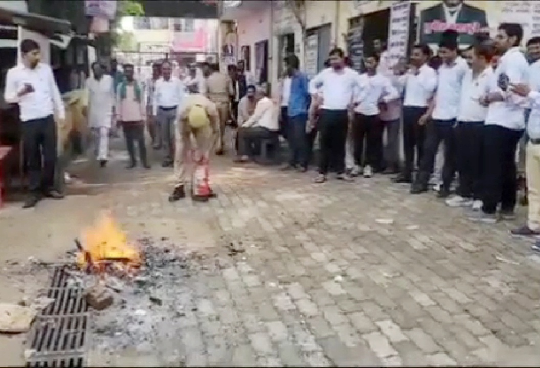 हड़ताल कर रहे वकीलों ने फूंका मुख्यमंत्री का पुतला, आग बुझाने आई पुलिस से जमकर हुई तनातनी