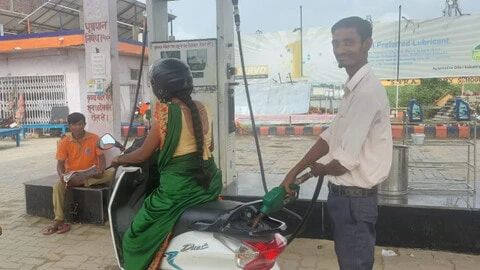 पेट्रोल-डीजल रेट: नवरात्र के दूसरे दिन सबसे सस्ता तेल 80 रुपये प्रति लीटर के नीचे