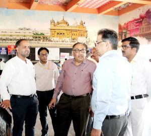 उत्तर रेलवे के अपर महाप्रबंधक एके सिंघल ने नई दिल्ली रेलवे स्टेशन का औचक निरीक्षण किया