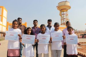 ललितपुर में स्कूली बच्चों ने अपने हाथों से की पानी जांच
