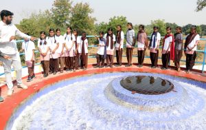 ललितपुर में स्कूली बच्चों ने अपने हाथों से की पानी जांच