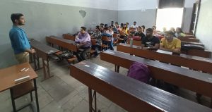 लखनऊ विश्वविद्यालय: कुलपति ने विभागों का निरीक्षण कर छात्रों से उनके विषयों की जानकारी ली 