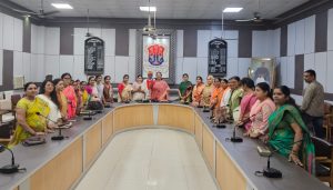 महिला आरक्षण बिल: महापौर की उपस्थिति में सभी दलों की महिला पार्षदों ने सदन की बैठक में हस्ताक्षर कर बिल का समर्थन किया