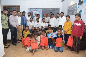 एआईबीओसी ने स्थापना दिवस पर गरीब बच्चों को बांटी स्टेशनरी किट