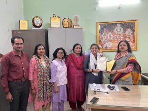 नवयुग कन्या महाविद्यालय की छात्रा साक्षी ने संस्कृत गीत प्रतियोगिता में हासिल किया पहला स्थान 