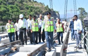 उत्‍तर रेलवे के महाप्रबंधक शोभन चौधुरी ने ऊधमपुर-श्रीनगर-बारामूला रेल लिंक परियोजना का दौरा किया