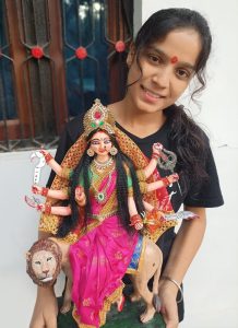 बालिका ने बनाई मां दुर्गा की मूर्ति