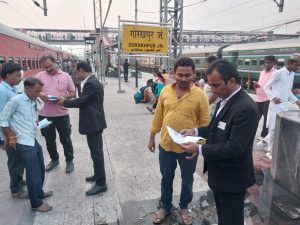 गोरखपुर आनंदनगर एवं नौतनवा स्टेशनों पर चलाया गया सघन किलाबंदी टिकट चेकिंग अभियान
