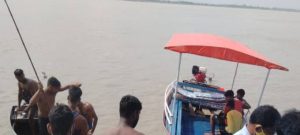 सरयू नदी में डूब रहे पांच लड़के व लड़कियों को जल पुलिस ने बचाया
