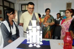 विद्यार्थियों के छोटे-छोटे वैज्ञानिक आविष्कार एक दिन बड़ी शक्ल में राष्ट्र का गौरव बनेंगे: डॉ दिनेश कुमार