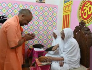 CM योगी ने रामनगरी में साध्वी ज्ञानवती से लिया आशीर्वाद