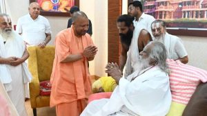 CM योगी ने रामनगरी में साध्वी ज्ञानवती से लिया आशीर्वाद