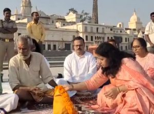 अयोध्या में दीपोत्सव कार्यक्रम के कीर्तिमान बनाने के लिए कुलपति ने राम की पैड़ी पर किया सरयू पूजा अर्चना