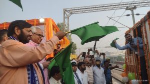 मंत्री कौशल किशोर ने गोरखपुर-मैलानी एक्सप्रेस को हरी झंडी दिखाकर रवाना किया