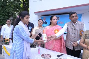 खुन खुनजी गर्ल्स कॉलेज: डीजी शक्ति योजना के अंतर्गत महापौर सुषमा खर्कवाल ने 181 छात्राओ को दिए स्मार्टफोन 