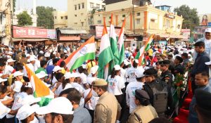 रक्षा मंत्री ने लखनऊ में रन फॉर यूनिटी को हरी झंडी दिखाकर रवाना किया