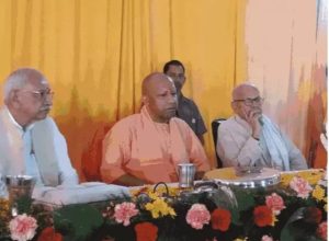 मुख्यमंत्री योगी आदित्यनाथ अयोध्या पहुंच कर कारसेवकपुरम में साधु संतों से प्राण प्रतिष्ठा समारोह को लेकर की मंत्रणा