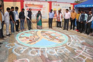 मीरजापुर में छात्रों ने खुद जांची पानी की गुणवत्ता, रंगोली सजाकर दिया संरक्षण का संदेश