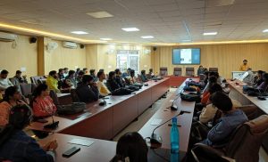 लखनऊ विश्वविद्यालय: "बिजनेस मैनेजमेंट में अनुसंधान पद्धति और समसामयिक मुद्दे" विषय पर व्याख्यान आयोजित
